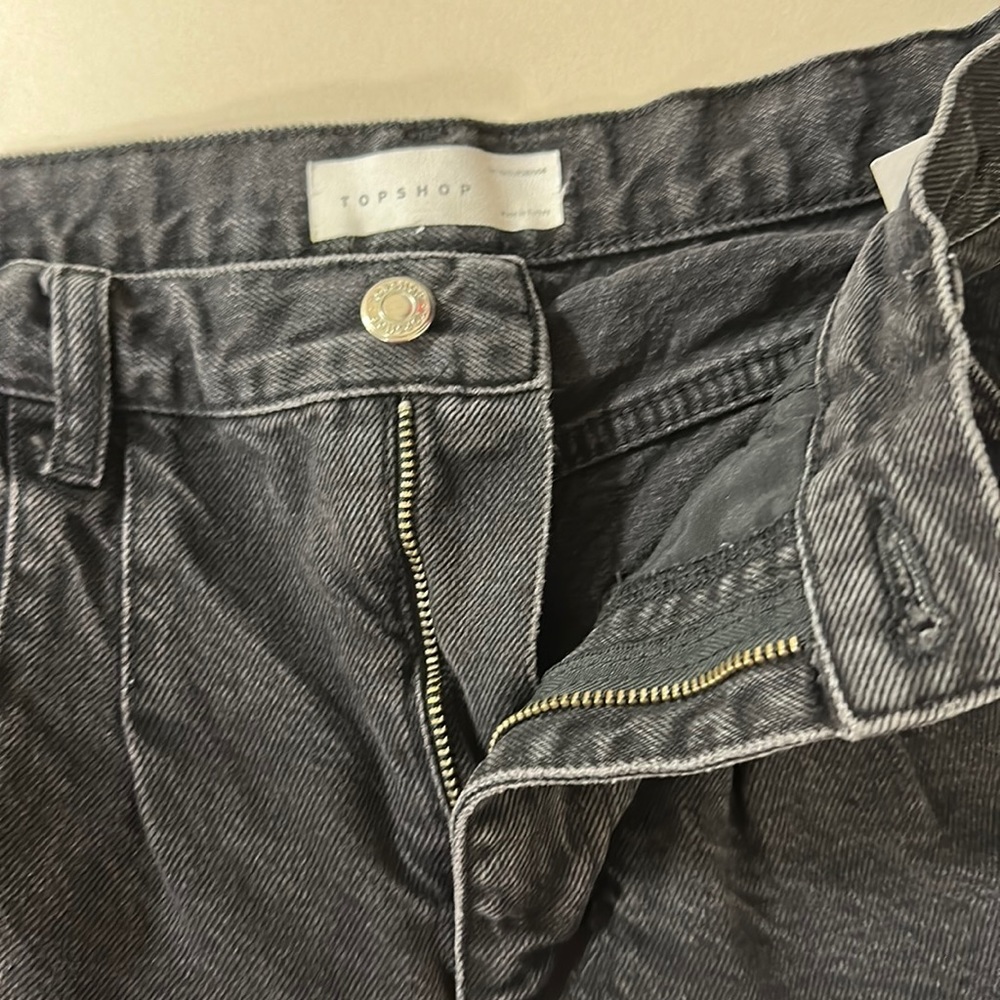 🔥🔥🔥NEW Topshop Black Pleated High Waisted Jean Shorts - Picture 2 of 9